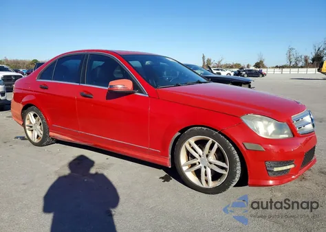 2013 Mercedes-Benz C 250 z USA, uszkodzony, nr VIN WDDGF4HB6DR260369